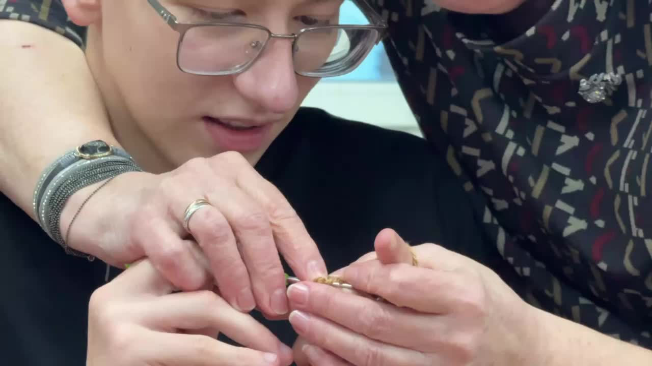 Молодёжь Благовещенска вяжет талисманы для фронта