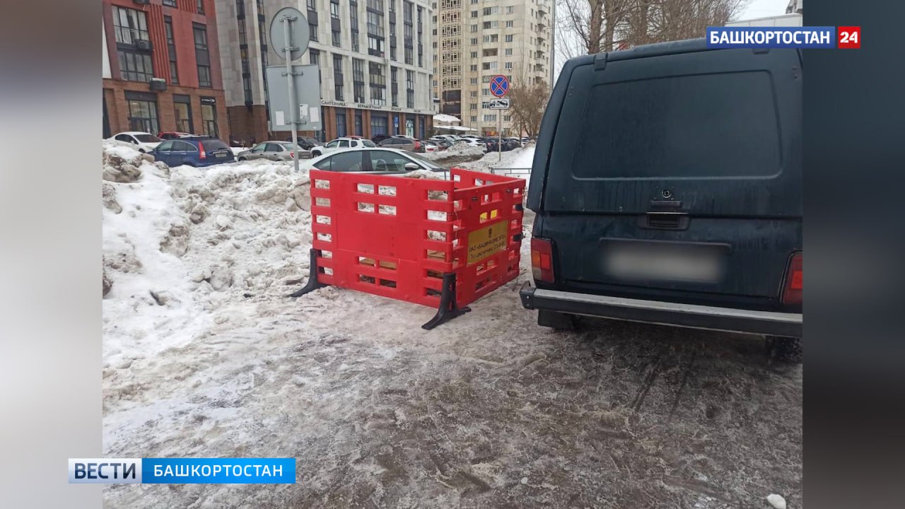 В Уфе произошел второй за день провал грунта  Сегодня вблизи дома №103а по улице Гафури образовалось проседание покрытия на тротуаре. На место оперативно выехали представители Администрации Ленинского района, Управления гражданской защиты по Ленинскому району и бригада сетевой службы города. Участок тротуарной части огорожен.   По словам главы администрации Ленинского района Уфы Олега Котова, бригада ПАО «Башинформсвязь» проведет восстановительные работы.   Напомним, ранее провал грунта произошел на улице Кирова.  Подписаться   Сообщить новости