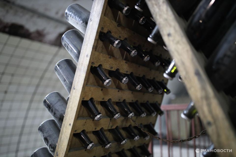 Роскачество назвало лучшие российские красные и белые вина 2025 года МОСКВА 21 ноя РИА Новости Лидерами в общем зачете Винного гида России сезона 2025 2026 годов стали сухие вина которые вошли в топ 10 красных и белых вин отечественного производства среди них образцы из Краснодарского края и Крыма разных годов урожая рассказали РИА Новости в Роскачестве Лидерами в общем зачете стали сухие вина войдя в топ 10 лучших красных и белых вин отечественного производства рассказали в организации Так среди белых Совиньон Блан 2024 года винодельни Мантра Эстейт 4 45 балла в рейтинге Шардоне Мантра Эстейт 2023 года 4 42 балла Рислинг Красная Горка Галицкий и Галицкий 2023 года 4 40 балла Рислинг Семейный Резерв Сикоры 2021 года 4 40 балла Кью Блан Подробнее