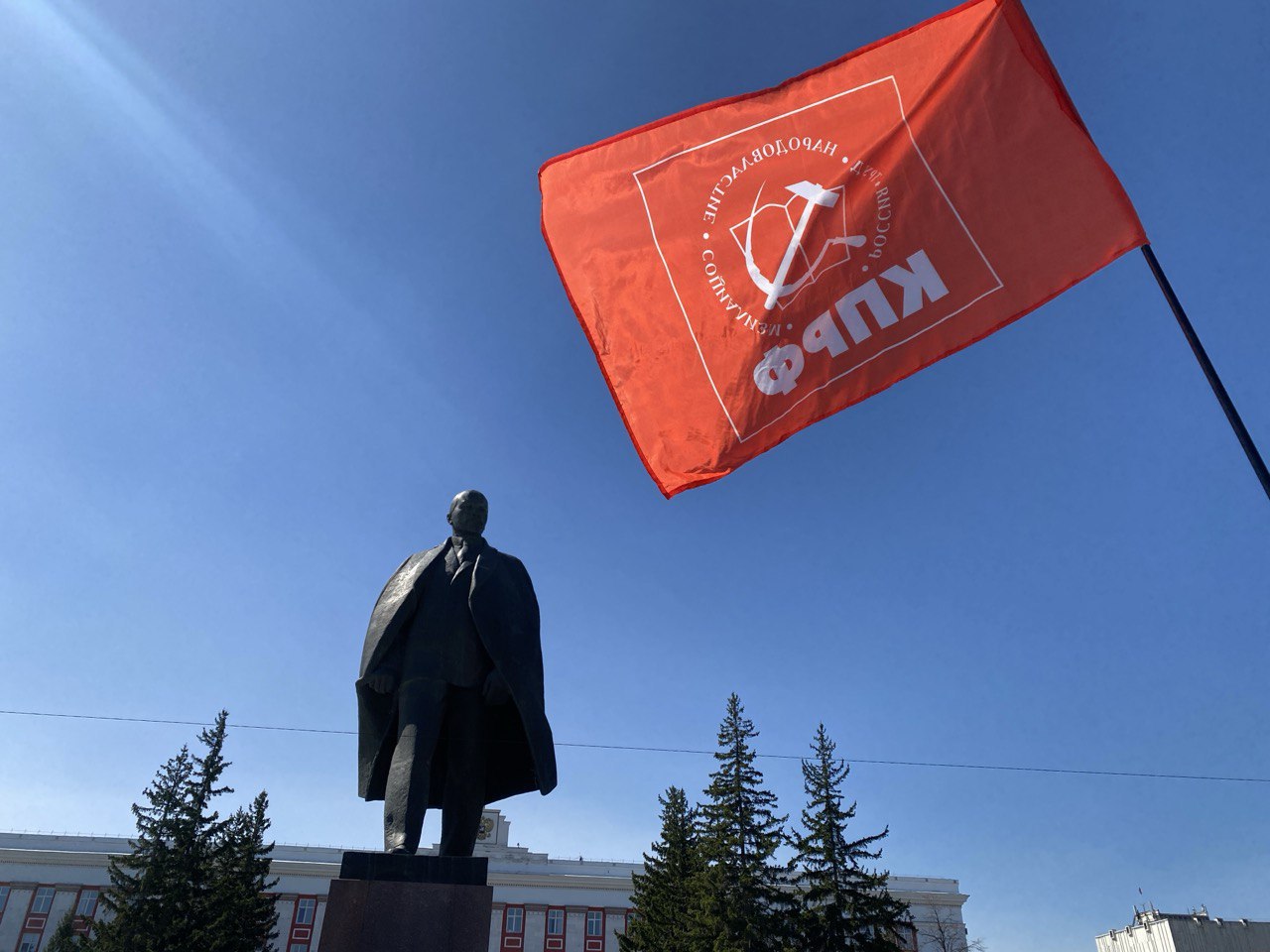 Первый секретарь Индустриального райкома КПРФ Барнаула Сергей Пилюгин прокомментировал ситуацию  с ремонтом памятника Владимиру Ленину на площади Советов:   Власти уже дважды пытались найти подрядчика для выполнения работ, но, к сожалению, безуспешно. Причина срыва торгов, отметил коммунист, — отсутствие желающих участвовать в аукционе.  Также Сергей подчеркнул, что на разработку проектно-сметной документации было потрачено 783 тысячи рублей, что превышает сумму, выделенную на сам ремонт памятника — около 637 тысяч рублей.  Возникает парадоксальная ситуация, когда финансовые затраты на подготовку и оформление необходимой документации, значительно превышают расходы на реставрационные работы по восстановлению объекта культурного наследия.  Возникает закономерный вопрос: почему мы тратим больше на подготовку, чем на саму работу?  Если это действительно так, то, может, стоит прокуратуре или главе города обратить на это внимание? И разобраться с тем, насколько эффективно расходуются бюджетные средства, которые выделяются на сохранение нашего культурного наследия,  — подытожил коммунист.