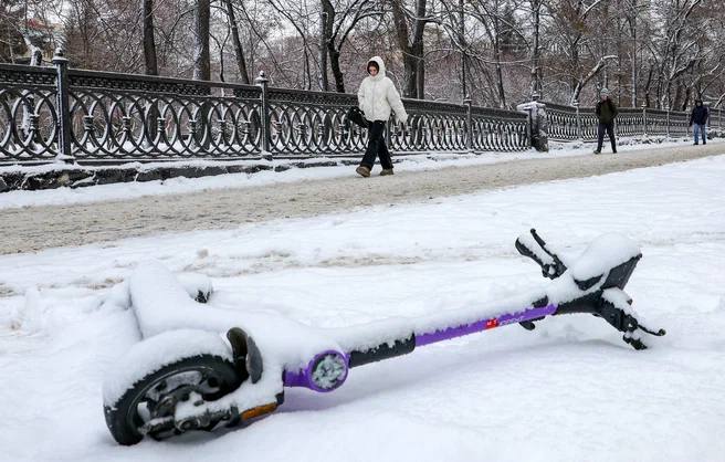 Москвича лишили прав за пьяную езду на самокате  Суд в Москве принял решение о лишении на 1,5 года водительских прав жителя столицы за пьяную езду на электросамокате и заплатить штраф 30 000 руб.     РУПОСТ подписаться