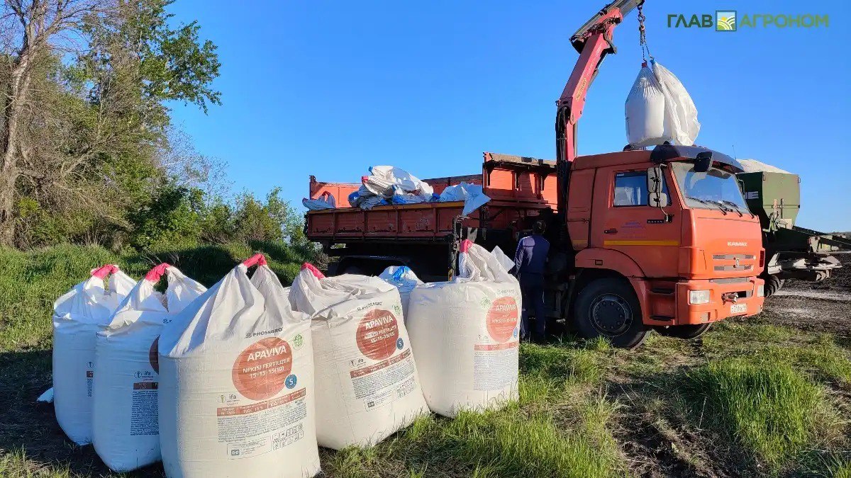 Продажи минеральных удобрений на Петербургской Бирже выросли почти на 90 за год Управляющий директор Петербургской Биржи Игорь Чернышев представил результаты торгов минеральными удобрениями на площадке за период с января по октябрь 2025 года Подробности в материале