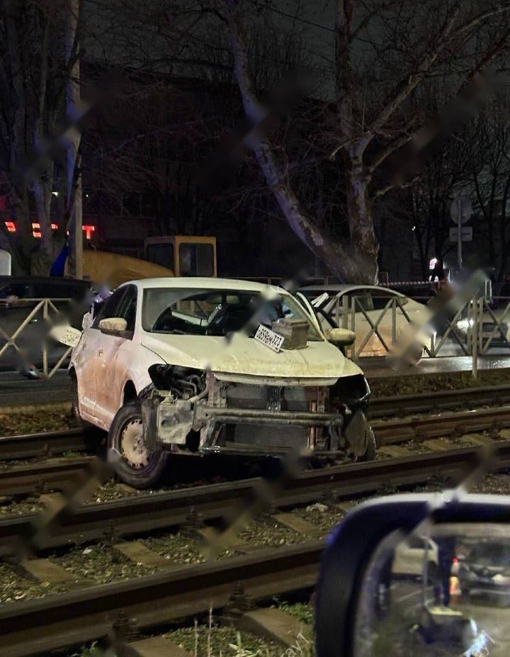 Машина вылетела на трамвайные пути минувшей ночью в результате ДТП на улице Московской Есть интересная новость Присылайте нам  Краснодар Сегодня   канал в MAX ПРИСЛАТЬ НОВОСТЬ
