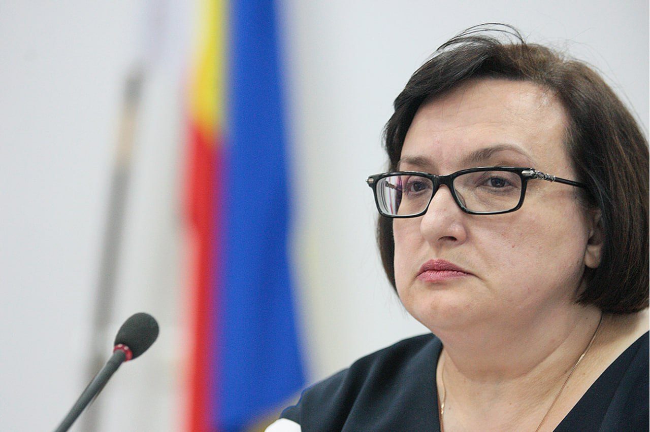 Экс-председатель донского облсуда Золотарева не признала предъявленные обвинения  В Первомайском районном суде Краснодара стартовало рассмотрение уголовного дела в отношении бывшего председателя Ростовского областного суда Елены Золотаревой и четырех ее предполагаемых сообщников. Об этом сообщают СМИ    На скамье подсудимых оказались бывший заместитель Золотаревой Татьяна Юрова, экс-председатель Железнодорожного районного суда Ростова Георгий Бондаренко, бывший руководитель донского управления судебного департамента Андрей Рощевский, а также представитель главы Чеченской Республики в Калининграде Альберт Романов.    В ходе судебного заседания прокурор зачитал обвинение, однако подсудимые вины не признали.    По версии следствия, группа организовала масштабную коррупционную схему. Золотарева и Юрова якобы получали взятки за смягчение приговоров и «правильные» решения по гражданским делам. Остальных обвиняют в посредничестве при передаче денег.   Подписаться на "Новости Ростова"    Прислать новость