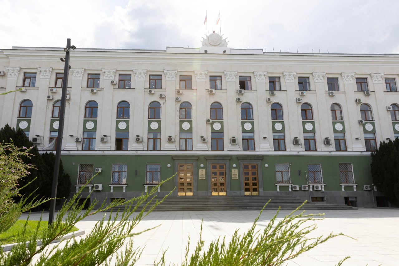 Советом министров Республики Крым утвержден порядок единовременной выплаты участникам СВО взамен земельного участка. Заявление на выплату нужно подать в Министерство имущественных и земельных отношений республики. Из желающих получить выплату будет сформирована отдельная очередность вне зависимости от порядка в очереди на участок. Выплату будет перечислять Министерство труда и социальной защиты Крыма на основании списков. Желающие получить земельный участок остаются в ранее сформированной очереди. Таким образом, у наших защитников есть право выбора – получить участок у моря или денежную выплату в размере 1 млн рублей. Более подобная информация о порядке выплат здесь.