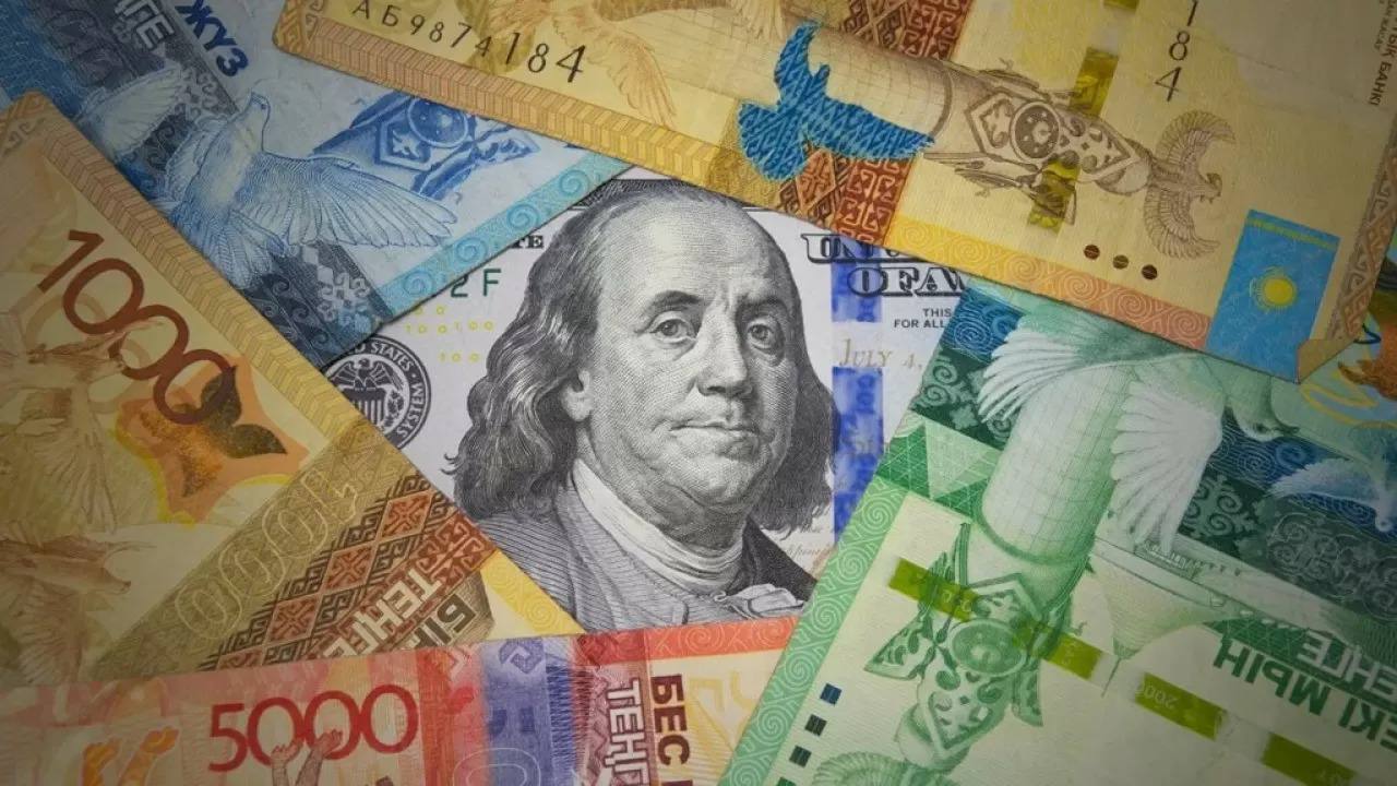 Почему вырос курс доллара, объяснил глава Нацбанка В кулуарах Сената Тимур Сулейменов рассказал о текущей ситуации с курсом доллара. По его словам, на удорожание американской валюты влияют два фактора: сезон отпусков и начало реализации бюджетных и квазигосударственных программ. При этом, Сулейменов отметил, что факторов для дальнейшего увеличения курса доллара Нацбанк сейчас не видит. «Во внутренней экономике все достаточно стабильно, экономика растет. Внешние факторы предсказать не может никто. Один фактор, который есть и, скорее всего, является положительным, – это рост цен на нефть на фоне боевых действий между Ираном и Израилем и угрозы поставок через Ормузский пролив. Сейчас нефть марки Brent стоит около 77 долларов. Насколько долго это продлится – никто не знает. Но в моменте это скорее положительно для нас, потому что Казахстан – экспортная страна. Поэтому базово мы не видим предпосылок для резкого увеличения курса», – объяснил Тимур Сулейменов. /atamekenbusiness