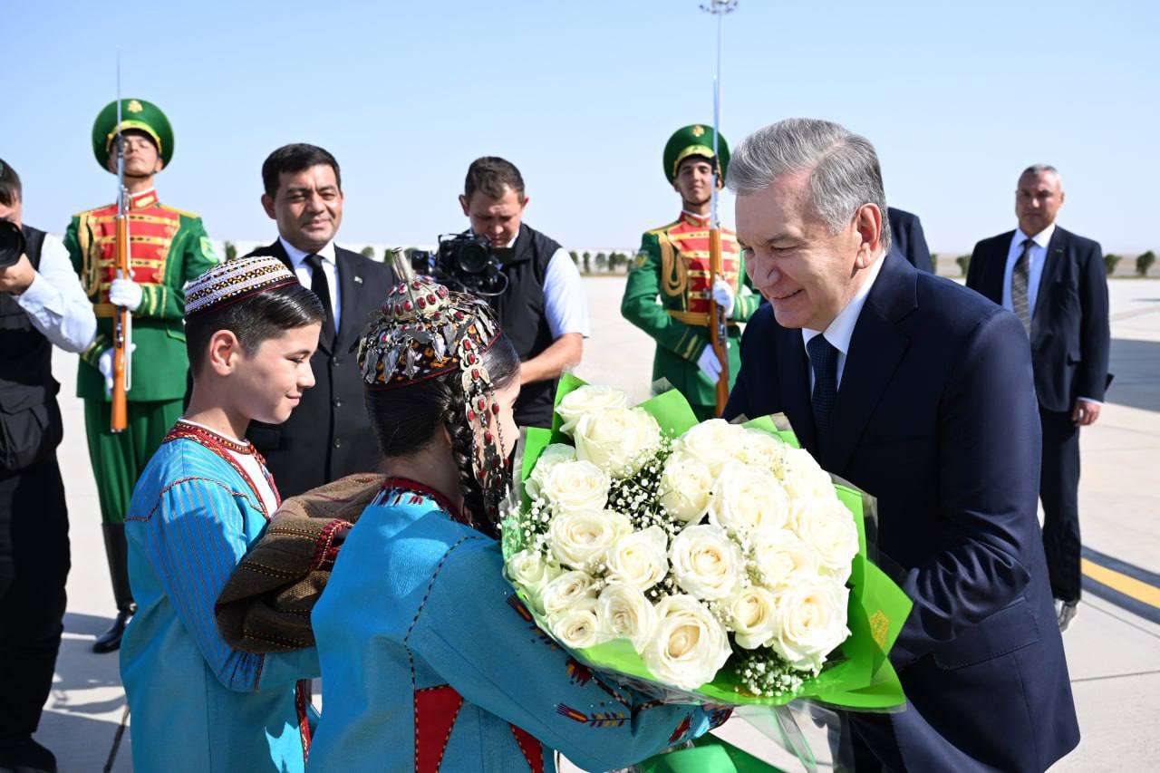 Как Шавката Мирзиёева встретили в Туркменистане фото repost uz prizemlilsya v turkmenbashi Подписывайтесь на Repost