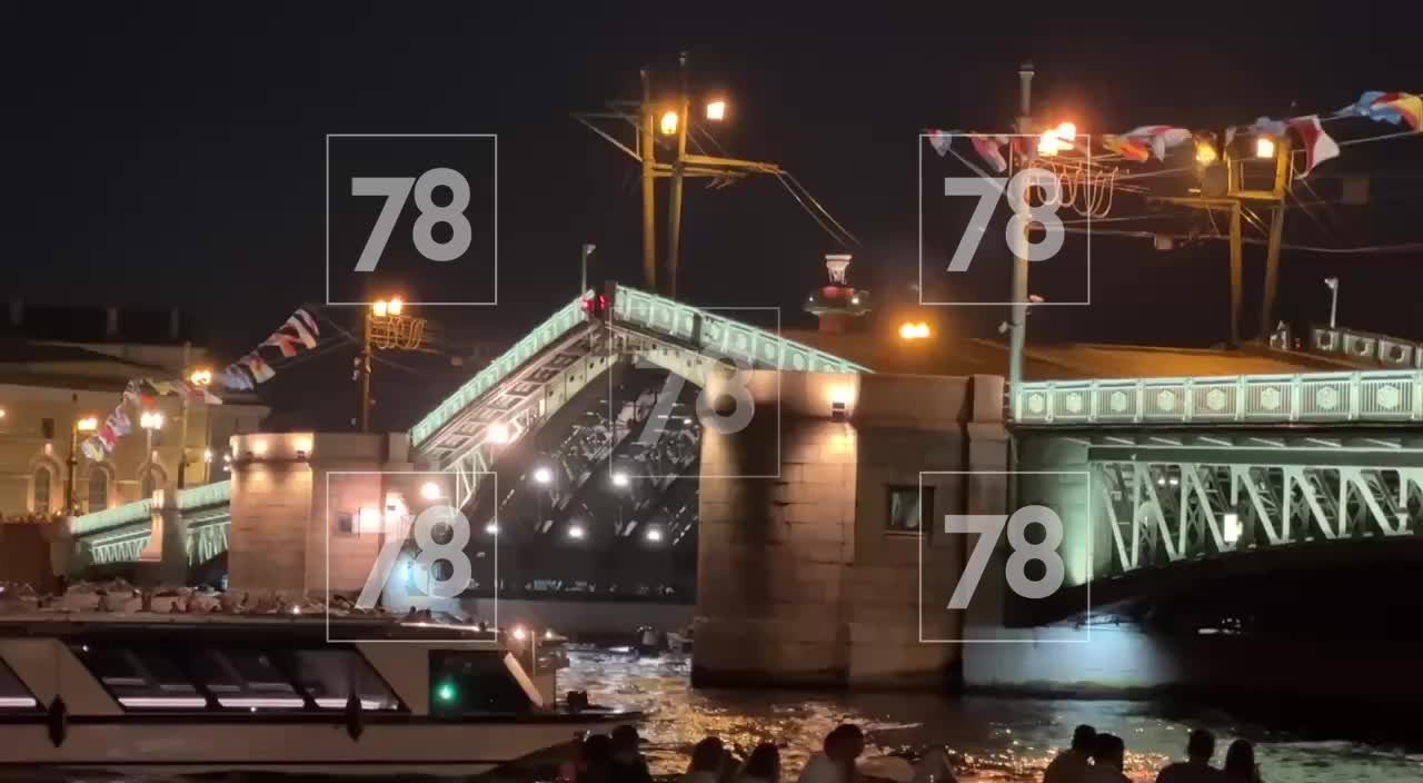 Музыкальное шоу «Поющие мосты» в Петербурге в честь Дня ВМФ