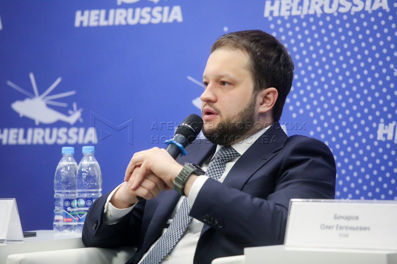 Ставку сборов за аэронавигационное обслуживание беспилотников в России могут установить в 2028–2029 годах, заявил в ходе Международной выставки вертолётной индустрии и БАС Helirussia-2025 руководитель Федерального агентства воздушного транспорта  Росавиация  Дмитрий Ядров.   «Ещё один вопрос — касающийся ставок, сборов за аэронавигационное обслуживание. Безусловно, это то, к чему мы должны прийти. Если беспилотное воздушное судно осуществляет в коммерческих целях полёт, он должен за это платить. <…> Мы поставили эту историю на паузу, хотя у нас уже достаточное время есть [внести] все изменения в нормативно-правовые акты, чтобы это установить», — сказал Ядров.  Он добавил, что к установлению ставки сборов за аэронавигационное обслуживание планируется вернуться в 2028–2029 годах.   #БАС #беспилотники