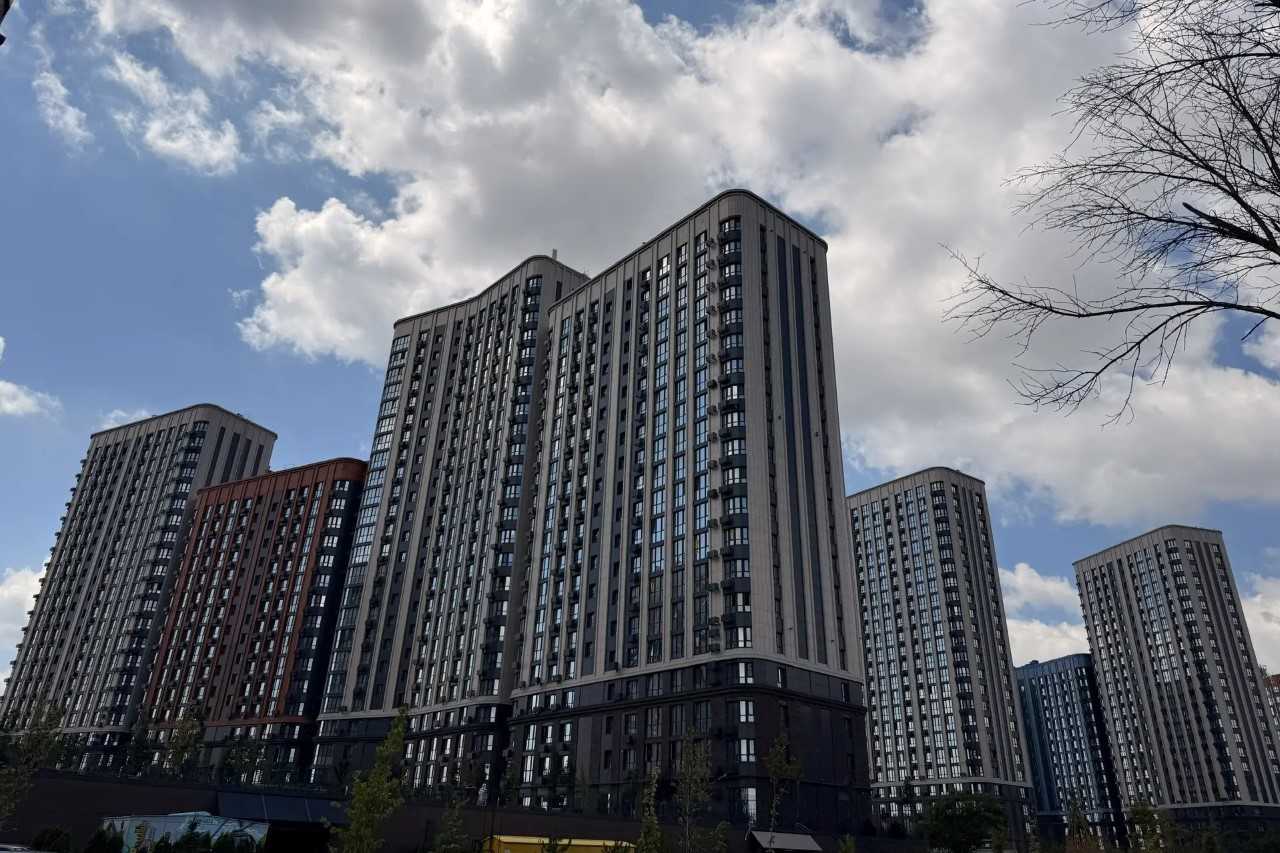 В Ростовской области закрыта проблема обманутых дольщиков В донском регионе завершена работа по восстановлению прав граждан чьи средства были вложены в строительство многоквартирного жилья Все объекты ранее признанные проблемными наконец достроены Об этом сообщил заместитель губернатора Ростовской области Владимир Ревенко Последний сданный дом расположен по улице Дубовского в Новочеркасске Восьмиэтажное здание было введено в эксплуатацию в ноябре 2025 года В результате 39 семей получили ключи от своих долгожданных квартир говорится в сообщении Южная служба новостей