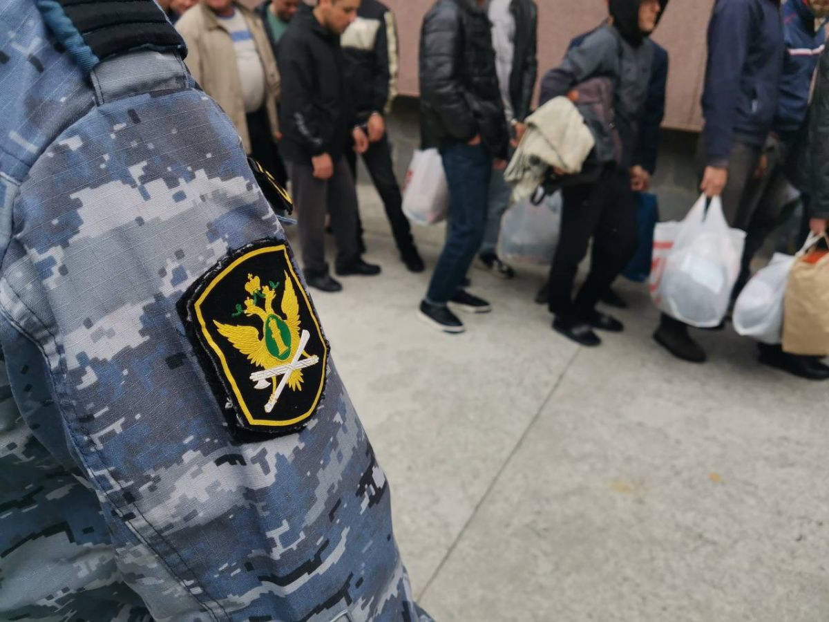 Более 900 иностранцев выдворили из Свердловской области за семь месяцев 2025 года В Свердловской области за первые семь месяцев 2025 года судебные приставы выдворили за пределы России 950 иностранных граждан, нарушивших миграционное законодательство. Подписаться ↗ Обратная связь