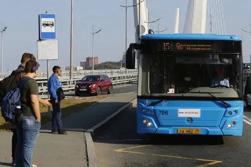 Во Владивостоке решено попрощаться с частными автобусными перевозчиками В столице Приморского края а также в других округах региона автобусные перевозки решено сделать преимущественно муниципальными Об этом сообщил на форуме партии Единая Россия во Владивостоке губернатор Олег Кожемяко По словам главы региона поставлена цель чтобы не менее 90 процентов внутригородских и внутрирайонных перевозок осуществляли муниципальные транспортные предприятия Источник Российская газета