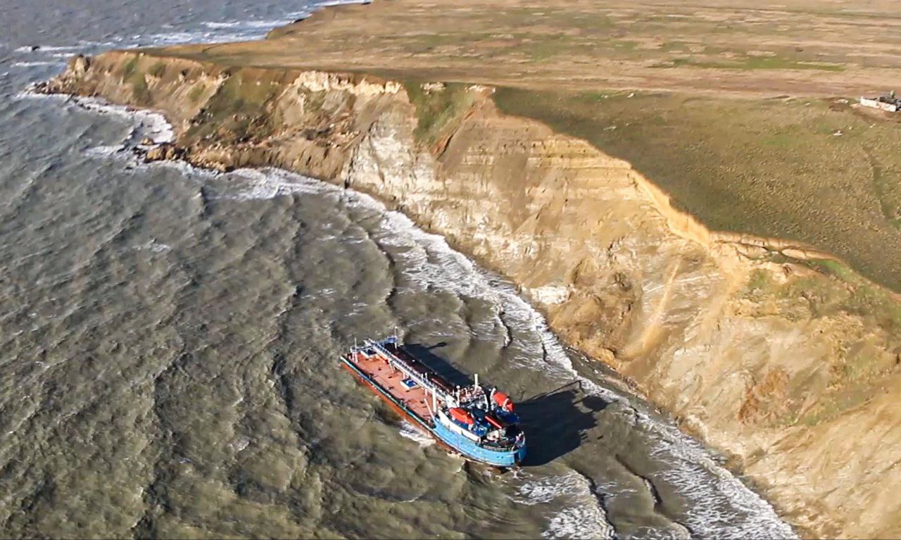 Апелляционный суд обязал владельца затонувшего в Черном море танкера Волгонефть 239 выплатить 35 5 млрд рублей за ущерб акватории моря Пятнадцатый арбитражный апелляционный суд отказал в удовлетворении апелляционной жалобы владельца судна ЗАО Волгатранснефть и оставил без изменения решение Арбитражного суда Краснодарского края В результате крушения Волгонефть 239 в декабре 2024 года в акватории моря произошел разлив нефтепродуктов Росприроднадзор рассчитал ущерб экологии от ЧП и предъявил требования владельцу судна Сумма вреда нанесенного Черному морю составила около 35 5 млрд рублей ЗАО Волгатранснефть отказалось добровольно возместить ущерб поэтому Служба обратилась в суд Ранее Арбитражный суд Краснодарского края удовлетворил исковые требования Росприроднадзора в полном объеме Подписывайтесь на канал Росприроднадзора в МАХ