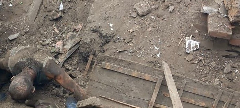 Мужчина оказался под завалами рухнувшего дома в Шушенском  Рабочий разбирал ветхий деревянный дом и хозяйственные постройки. Когда он находился на чердаке, вся конструкция рухнула, и 51-летний шушенец оказался завален строительным мусором. К счастью, наполовину.   Увидевшие это очевидцы позвонили в экстренные службы. Спасатели Шушенской спасательной станции разобрали завал, вытащили пострадавшего и передали медикам.   Подписаться   Взгляд Инфо