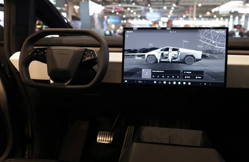 Apple кардинально меняет стратегию Компания отказывается от традиционных осенних презентаций в пользу равномерного распределения релизов в течение года Планируется выпуск 5 6 новых моделей iPhone ежегодно осенью три премиальные модели весной остальные устройства Первый складной iPhone появится осенью 2026 года вместе с iPhone 18 Pro и Pro Max Tesla наконец добавит поддержку CarPlay Маск сдался под давлением падающих продаж Эти и другие инсайды о трансформации Apple от инсайдера Bloomberg Марка Гурмана kod ru apple biggest transformation