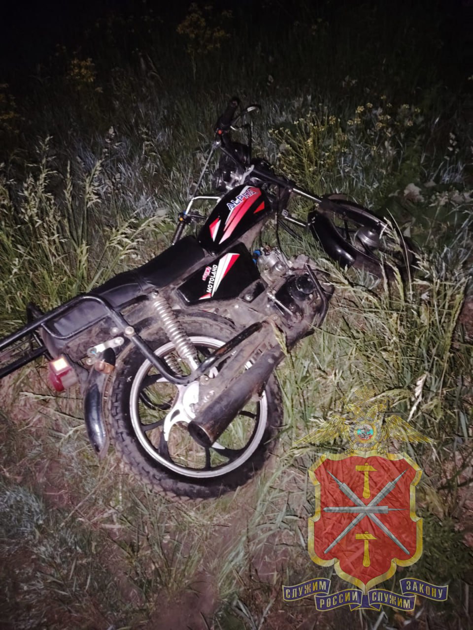 В Чернском районе полицейскими раскрыта кража мопеда у местной жительницы В дежурную часть отдела полиции «Чернский» межмуниципального отдела МВД России «Плавский» обратилась 37-летняя жительница поселка Спартак. Она сообщила, что с территории её домовладения совершена кража мопеда. Ущерб от противоправного деяния составил 30 тысяч рублей. В ходе проведения оперативных мероприятий сотрудниками уголовного розыска был установлен ранее судимый за различные преступления 39-летний местный житель. Злоумышленник признался в содеянном и пояснил, что похищенное хотел продать. В настоящее время по данному факту дознавателем часть отдела полиции «Чернский» межмуниципального отдела МВД России «Плавский» возбуждено и расследуется уголовное дело по признакам преступления, предусмотренного частью 1 статьи 158 УК РФ «Кража». Похищенное имущество у него было изъято. #МВД #МВДРоссии #Полиция #ПолицияРоссии #Police #RussianPolice #Russia #ТульскаяПолиция