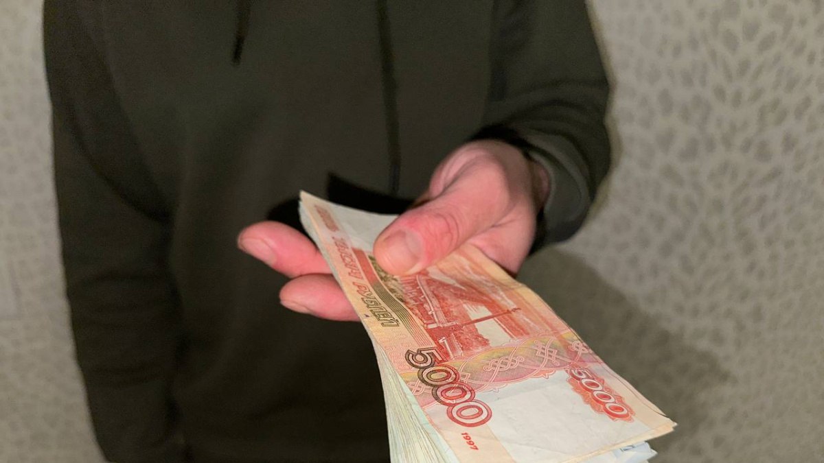 Самарец поверил лжеинвестору и потерял 8 млн рублей В Самаре сотрудники полиции расследуют дело о крупном мошенничестве Жертвой обмана стал 38 летний житель города который перевёл лжеброкеру около восьми миллионов рублей поверив обещаниям быстрого и высокого дохода По данным МВД мужчина познакомился с финансовым экспертом в интернете оформил кредит и отправил деньги на указанный счёт После перевода средств собеседник перестал выходить на связь По факту произошедшего возбуждено уголовное дело ГТРК Самара MAX lВК lОК lСАЙТ