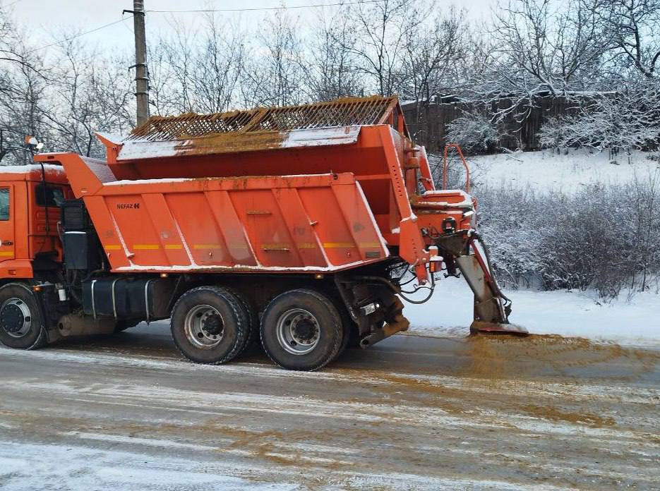 Дорожные службы работают на улицах города   МУП «Служба дорожного хозяйства и благоустройства города Алчевска»  на специализированной технике ведут работы по расчистке дорог от снега, обработке проезжих частей и перекрестков, пешеходных переходов и остановок общественного транспорта противогололедными материалами.