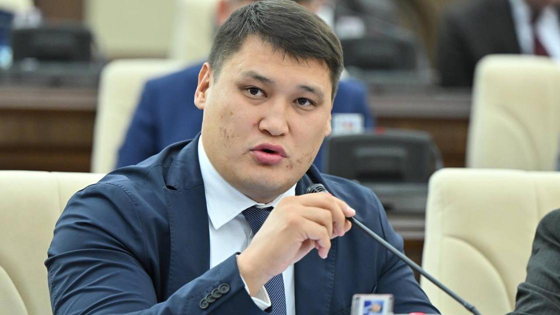 Руслан Берденов получил новую должность Он возглавил Центр развития Алматы проектный офис который будет помогать быстро запускать идеи по улучшению города В акимате подтвердили его назначение Центр займётся вопросами транспорта пробок инвестиций и туризма а также поможет ускорить реализацию городских инициатив Напомним в апреле на Берденова было совершено вооружённое нападение возле акимата Шымкента Нападавший экс директор ТОО Тұрғын үй Шымкент Ернар Жиембай получил 9 лет лишения свободы По его словам конфликт был личным он обвинил Берденова в переписке с его женой и действовал из ревности Фото mazhilis kz kursivm kursiv news