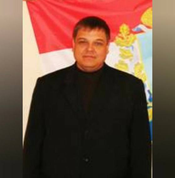 Глава СК Александр Бастрыкин заинтересовался убийством депутата в Самарской области Председатель СК России по ВКС провел прием граждан. К нему, в том числе, обратились из 63 региона с трагичной историей. Супруга и дочка погибшего рассказали, что глава их семьи когда-то возглавлял предприятие, которое занималось пассажирскими перевозками. А в 2005 году он был избран депутатом Сызранского района. ЧП случилось в июне 2009 года. Вооруженные люди вломились в дом, застрелили его, избили мать и бабушку, а также угрожали его несовершеннолетней внучке оружием. Потом они похитили деньги и сбежали. В СУ СК России по Самарской области расследовалось уголовное дело, которое неоднократно приостанавливалось — найти преступников пока не удалось. Александр Бастрыкин заслушал доклад по этому поводу руководителя СУ СКР по Самарской области Павла Олейника и сделал свои замечания. Напомним, речь идет про Сергея Демидова. Его компания «Техсервис» была пассажироперевозчиком в Сызранском районе.