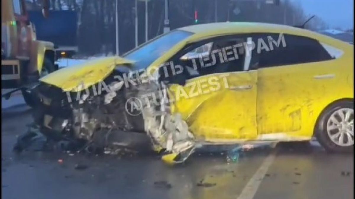 В Туле столкнулись такси и автобус  Сегодня утром, предположительно в 7:00 часов, около тульского поселка Молодежный произошло дорожно-транспортное происшествие.  Читать далее...    TULA.SMI   Подписаться