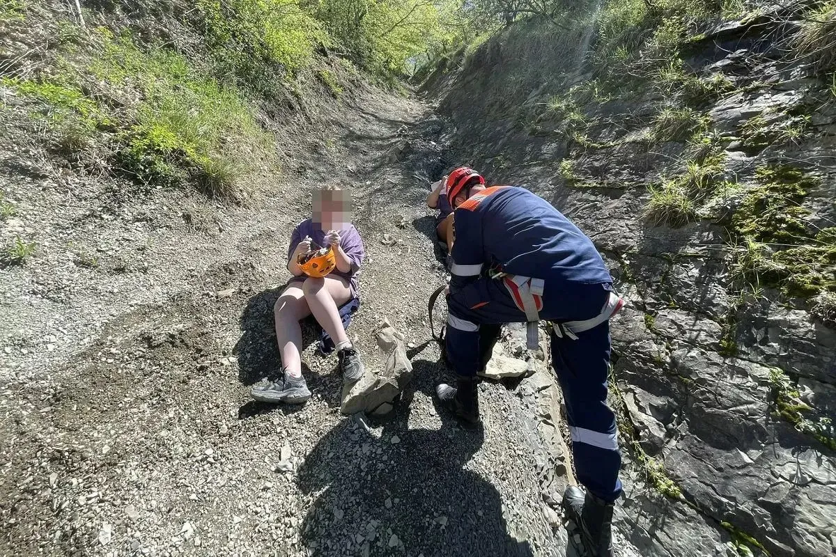 Спасатели эвакуировали туристок с горы Ежик под Геленджиком 26 апреля туристы из Калужской области женщина с 11 летней дочерью гуляли по берегу в Архипо Осиповке и решили подняться на гору Ежик по необорудованной тропе Склон оказался крутым и сыпучим и они остановились на середине пути Женщина обратилась за помощью Спасатели Геленджикского отряда прибыли установили перила и спустили их в безопасное место Медицинская помощь им не потребовалась kub news ru