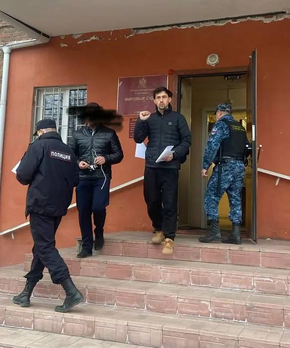 На 12 суток за неповиновение полиции арестовали главу иркутского Яблока заявителя митинга в защиту Telegram Мировой суд в городе Шелехов Иркутская область признал лидера местного Яблока Григория Грибенко виновным по статье о неповиновении полиции и назначил ему 12 суток ареста сообщил его соратник Павел Харитоненко Председателя отделения Яблока в Иркутске Григория Грибенко задержали накануне днем после обыска в квартире по делу о хранении наркотиков Затем ему вменили неповиновение сотруднику полиции и оставили на ночь в отделе полиции 10 апреля силовики проводили в отношении него облаву а затем доставили в наркодиспансер где у него якобы обнаружили следы марихуаны Политик дополнительно сдал анализы в независимой лаборатории исследование показало отсутствие в крови запрещенных веществ В марте Грибенко с соратниками дважды подавал заявки на проведение митинга против блокировок в интернете и судился с мэрией из за неоднократных отказов в согласовании Фото Павел Харитоненко Telegram