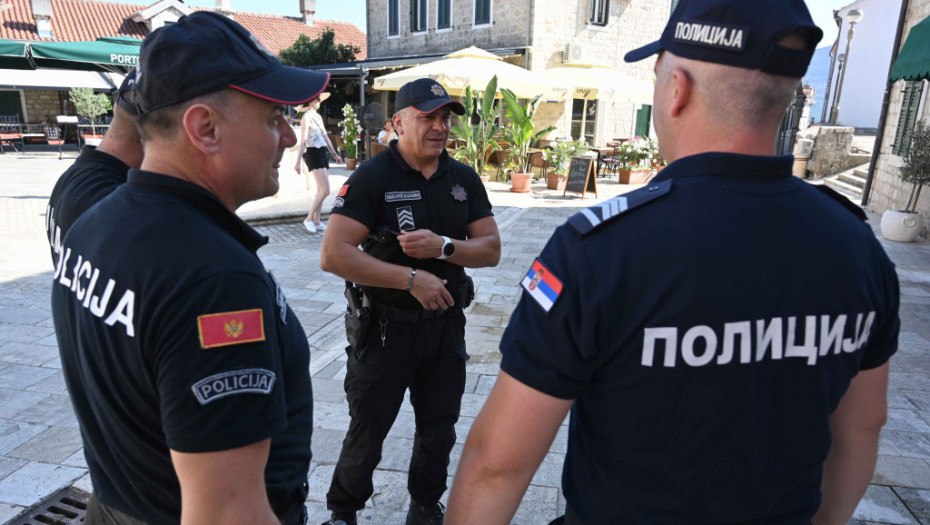 Попытку госпереворота предотвратили в Сербии Задержаны шесть человек, сообщает телеканал RTS со ссылкой на МВД страны. «Предполагается, что 21 июня подозреваемые встретились в отеле в Кралево, чтобы спланировать переворот в Республике Сербия, подготовить нападения на представителей государственных учреждений и сотрудников полиции, а также организовать вторжение в здание правительства республики», – сказано в заявлении. Как утверждается, у одного из задержанных изъяли пистолет со спиленным серийным номером. При этом разрешения на оружие у него не было. У второго подозреваемого обнаружили арбалет. Подпишитесь на «Абзац» Добавьте «Абзац» в ленту «Дзена»