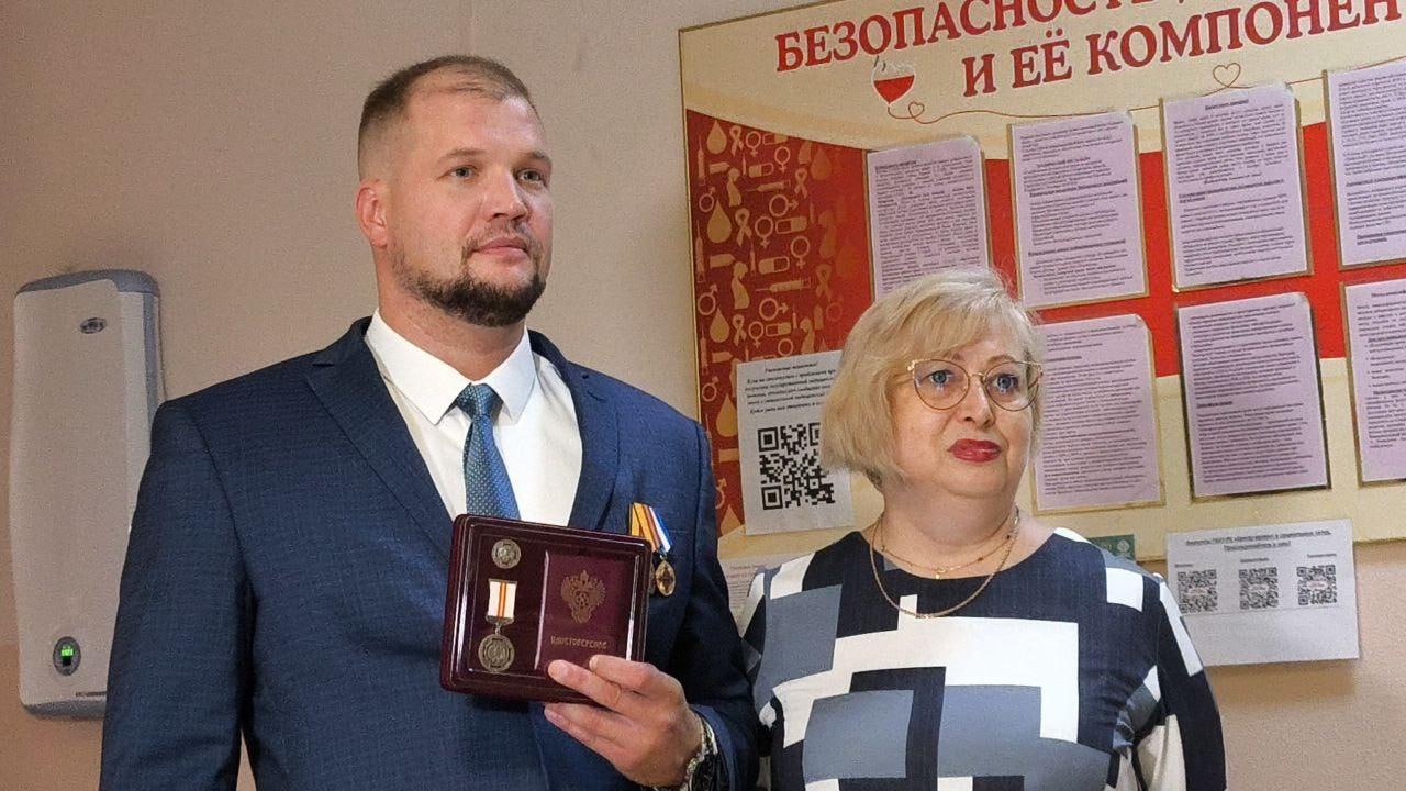 Представитель регион шефа Калининградской области Алексей Никулин спас жизнь младенцу став донором костного мозга По настоящему достойный поступок сделал госслужащий из Калининграда который трудится в Алешкинском округе в 2024 году Об этом стало известно только осенью 2025 го Алексей скромно умолчал об этой истории Представитель Правительства Калининграда уже 9 лет является донором крови Помимо этого он состоял в реестре доноров костного мозга Последний список гораздо меньше поэтому более уникальный и востребованный Шанс стать генетическим близнецом и подойти тому кто нуждается в биоматериале приравнен к 5 И в прошлом году спасти жизнь потребовалось 5 месячному ребенку в Кировской области В сентябре Алексей за личный вклад в развитие донорского движения и развитие службы крови награжден знаком отличия Федерального медико биологического агентства медалью За содействие донорскому движению доноров клеток костного мозга Также заслуги госслужащего отметили благодарностью Министерства здравоохранения Республики Крым Поздравить примерного семьянина и достойный пример для молодежи пришли родные и близкие