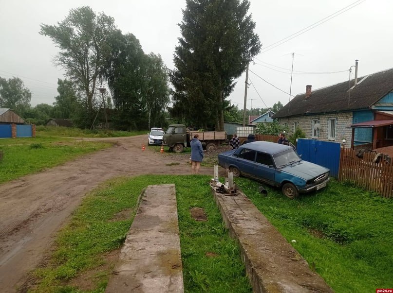 Водитель сбил двух мужчин после ссоры в великолукской деревне Иваново