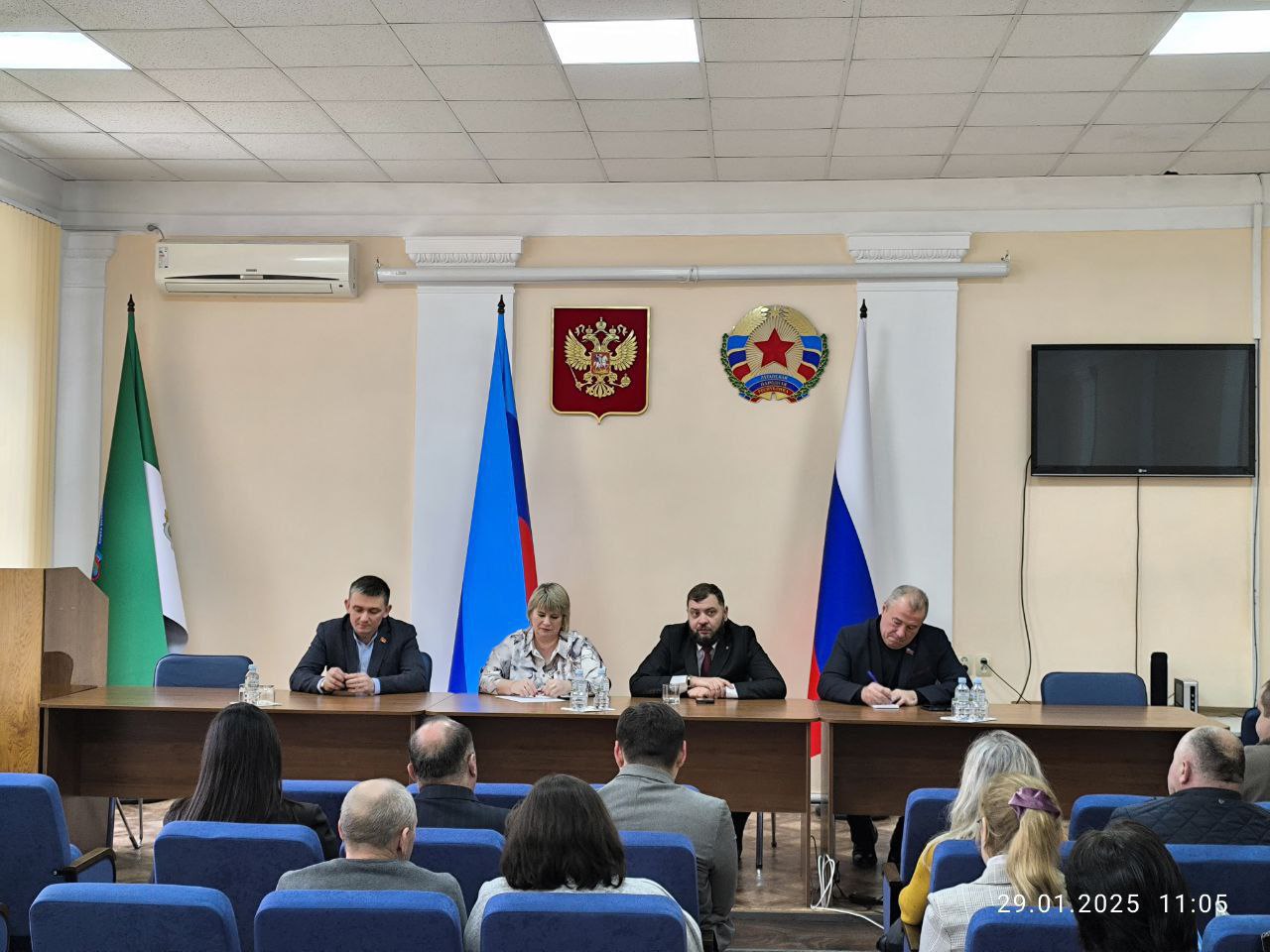 В п.г.т. Белокуракино состоялось очередное совместное совещание комитета Народного Совета ЛНР по взаимодействию с общественными объединениями, информационной политике, связи и межпарламентскому сотрудничеству и профильного министерства, представленного первым замминистра цифрового развития, связи и массовых коммуникаций Юрием Симоновым по проблемам территории.  Вместе с членами комитета в мероприятии принял участие зампредседателя Народного Совета ЛНР Александр Ермоленко. Глава муниципального округа Ольга Кучерявая пригласила на встречу руководителей профильных служб  почта, МФЦ, связь , руководителей отделов жизнеобеспечения, депутатов местного совета.  Состоялся конструктивный, деловой разговор о проблемах округа. Который вышел за пределы обозначенной темы  проблемы работы связи и массовых коммуникаций . Затронули также вопросы транспорта, ЖКХ, медицины, образования.  Замминистра и депутаты взяли на контроль решение обозначенных проблем. По некоторым были предложены пути решения. По другим будут готовиться депутатские обращения и решения профильного министерства.  Совместная работа комитета, министерства и местных органов власти будет продолжена.