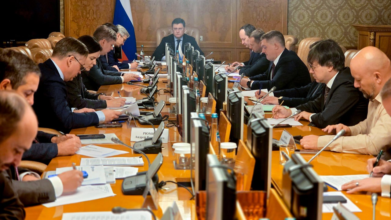 Александр Новак провел совещание по энергоснабжению центров обработки данных В ходе совещания участники обсудили перспективные потребности дата центров в электроэнергии территориальный и кластерный подходы к размещению ЦОД Были рассмотрены возможные технические решения по подключению площадок дата центров к электросетям в том числе с оценкой стоимости и сроков технологического присоединения Подписаться на Правительство России в MAX