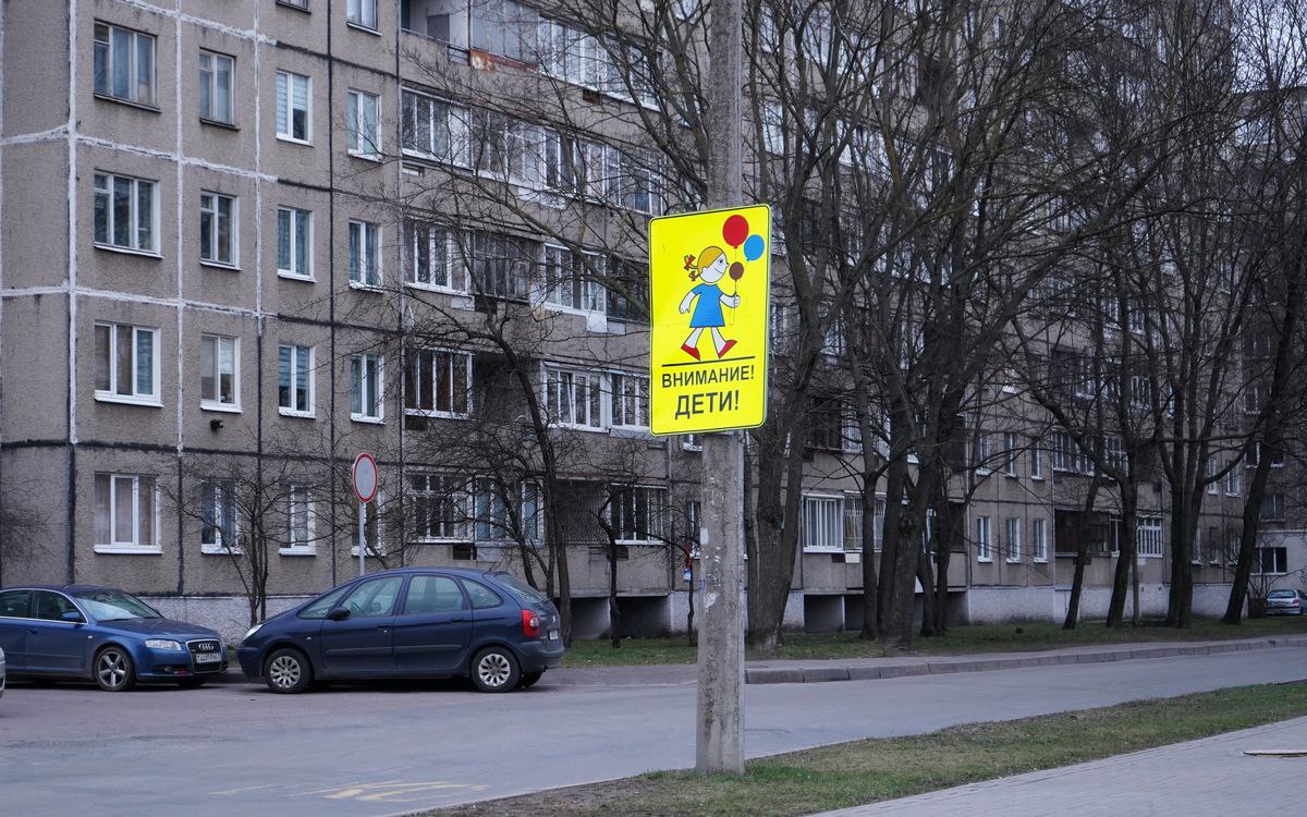 Сколько зарабатывают учителя в Беларуси В сентябре 2025 года по рынку в целом предлагаемая медианная зарплата составила 1800 рублей для педагогов ее значение 1370 рублей А что с вакансиями По сравнению с началам года количество активных резюме к концу первого осеннего месяца приросло на 57 Прирост вакансий для учителей составил 60  Подробнее