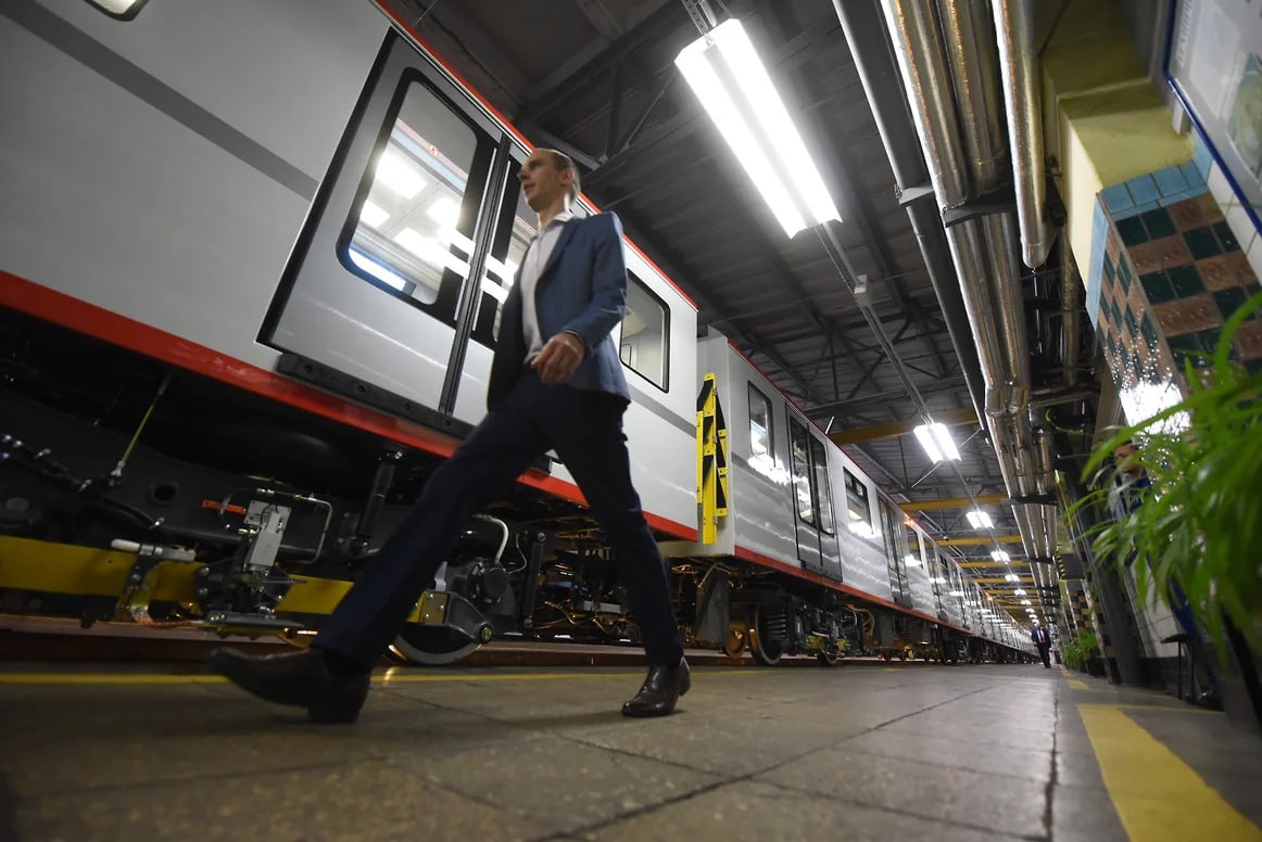 Трансмашхолдинг не будет выкупать у Росатома 49 ГК Дело стороны не сумели договориться о цене актива стало известно Ъ Компании и основатель группы Сергей Шишкарев пришли к выводу о необходимости прекратить сделку заключенную менее года назад и теперь 1 Дела перешедший к Трансмашхолдингу будет выкуплен обратно господином Шишкаревым Помимо разногласий о цене актива еще одним существенным условием поменявшим намерения партнера стала готовящаяся сделка по продаже доли в принадлежащей Росатому FESCO арабской DP World в результате которой у госкорпорации появляется альтернативный транспортный холдинг с международными амбициями Александр Коряков Коммерсантъ Ъузнал