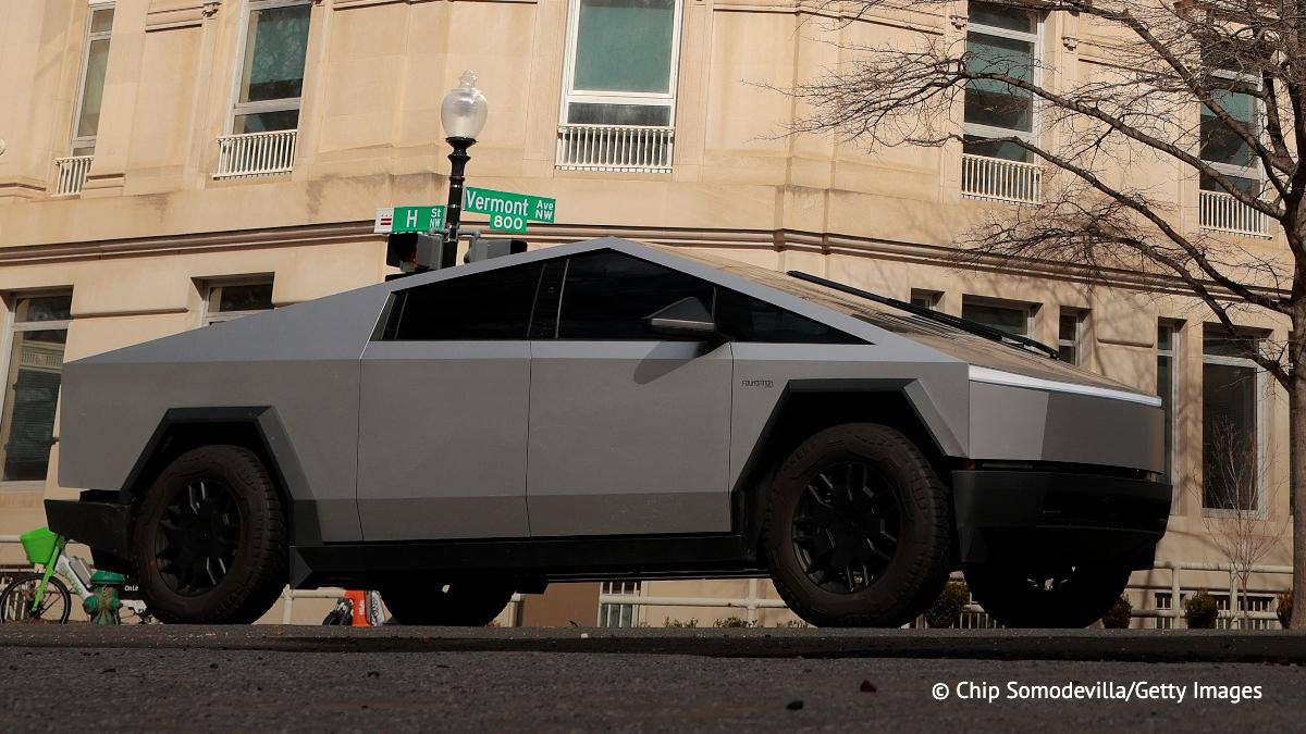 ВВС США планируют приобрести два автомобиля Tesla Cybertruck, чтобы использовать их в качестве мишеней для тренировки с высокоточными вооружениями - The War Zone  Это решение связано с тем, что потенциальный противник может использовать такие машины в боевых условиях.