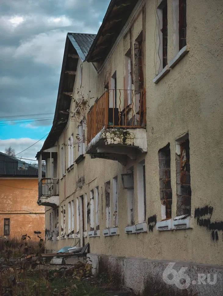 250 домов снесут в Екатеринбурге В программу по улучшению жилищных условий включили аварийные постройки в разных районах города До 2030 года их должны убрать а жильцов расселить По прогнозам главного архитектора Руслана Габдрахманова через 10 лет к сносу приговорят более 2 тысяч аварийных домов Их площадь достигнет 950 тысяч кв метров   Новости из Екатеринбурга