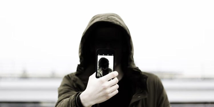 ВТБ зафиксировал значительный рост мошеннических атак в мессенджерах и по телефону где злоумышленники маскируются под топ менеджеров компаний Создавая дублирующие аккаунты они стремятся воспользоваться авторитетом руководителя для последующих обманных действий   oboz info vtb zafiksiroval rost chisla zvonkov moshennikov ot imeni top menedzherov kompanij