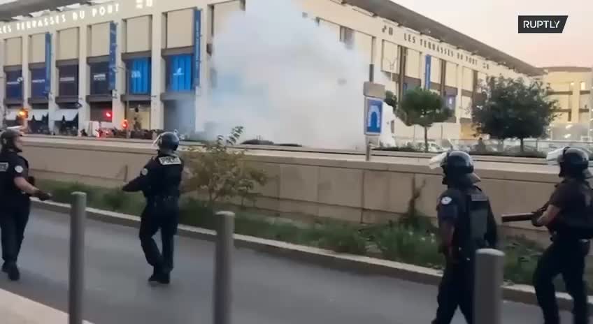Массовые протесты во Франции против бюджетной политики Макрона