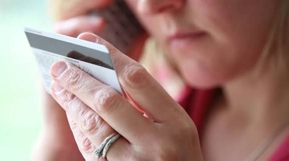 Более 78 тысяч рублей перевела солигорчанка мошенникам В период с 7 по 12 февраля 2026 года неизвестные используя мессенджер входили в доверие к женщине 1965 г р рассказали в Солигорском РОСК Злоумышленники поочередно представлялись сотрудниками Белпочты оператором связи и даже юристом управления связи Под предлогом сохранения денежных средств на специальных счетах они убедили женщину перевести крупную сумму За несколько дней потерпевшая перечислила на счета мошенников 78 373 белорусских рублей РОСК возбуждено уголовное дело по ч 4 ст 209 УК Республики Беларусь