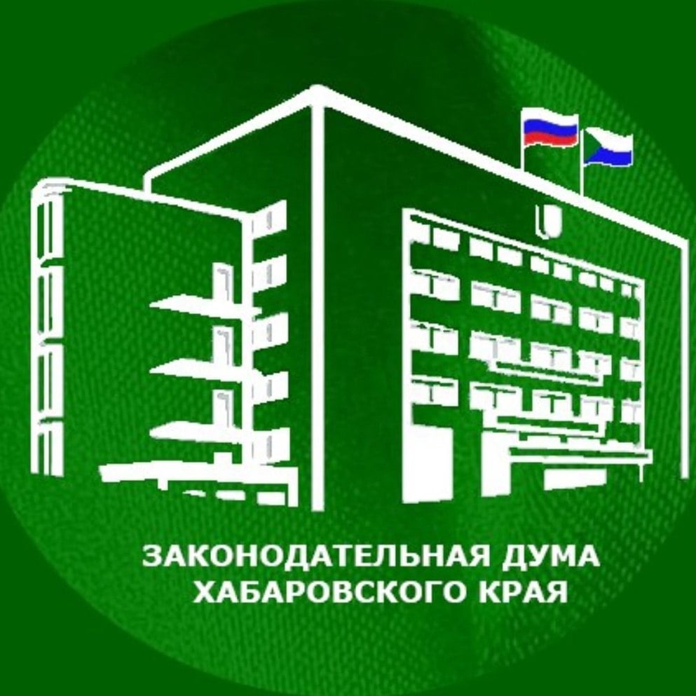 В Хабаровском крае  депутаты Закдумы отказываются от мандатов  В Хабаровском крае некоторые депутаты очередного созыва Закдумы отказываются от мандатов. Денис Кузьменко, глава крайизбиркома, рассказал, что главы Амурского и Комсомольского районов Павла Боровлёва и Игоря Касаткина отказались от мандатов, хотя прошли по партийным спискам единороссов.   Мандат в этом случае передадут следующему кандидату списка. Места распределились следующим образом: ЕР — 28 мест, ЛДП — 5 мест, КПРФ, СРЗП и Новые люди — по одному мандату.  Также избирком определил дату первого заседания Закдумы Хабаровского края — 18 сентября. Окончательный состав станет известен за день до первого заседания.  #Хабаровск