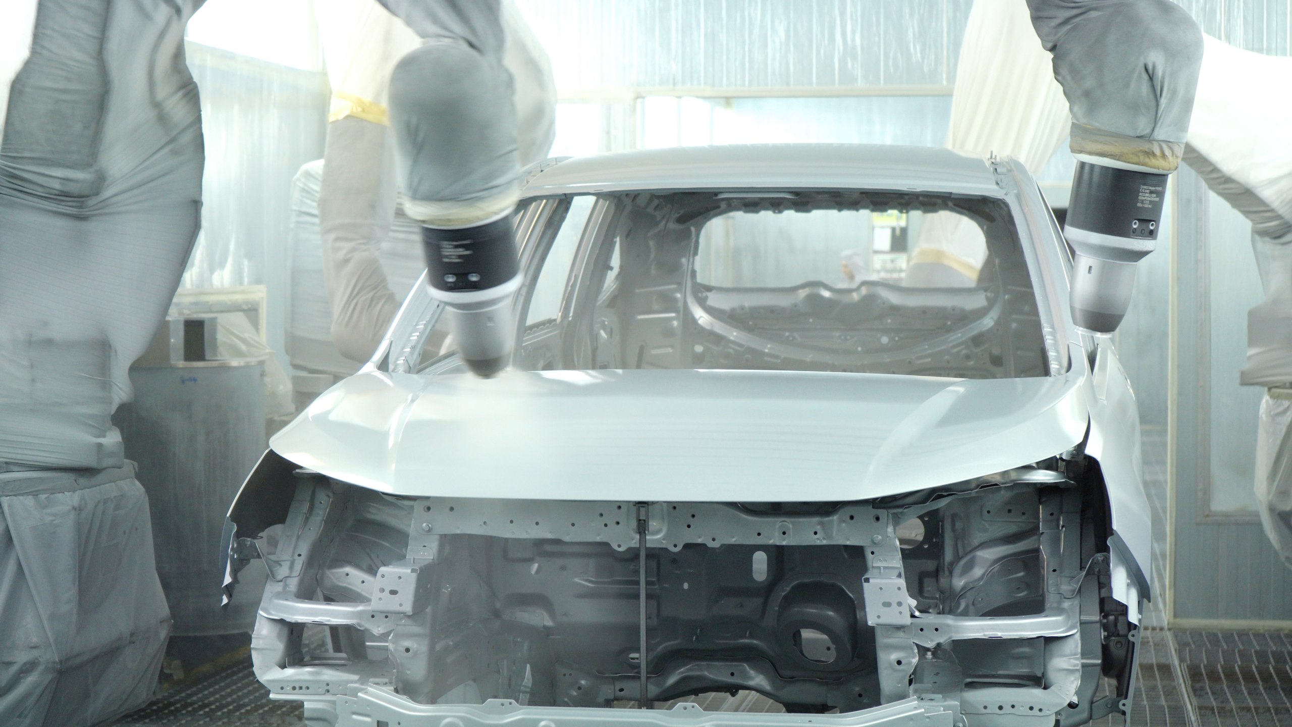 Haval M6 из Калуги: теперь мелким узлом   Компания «Автомобильные технологии» начала сборку на заводе ПСМА кроссоверов Haval M6 мелкоузловым методом. Крупным узлом М6 собирали с февраля 2025 года, а теперь перешли на сварку и окраску кузовов.   СВАРКА Участки сварки общей площадью около 2 800 м2 реорганизованы. Более 50% имеющегося оборудования адаптировано для проекта М6. В их числе 15 роботов, более 40 сварочных клещей для ручной и роботизированной сварки, около 10 аппаратов для дуговой сварки в среде защитных газов.    Для формирования геометрии и сварки кузова М6 разработаны и установлены около 30 новых сварочных кондукторов с пневматическим и электрическим управлением, приобретены два новых робота большой грузоподъемности и с широкой рабочей зоной. Они могут работать с грузами весом до 700 килограмм и будут использоваться как для установки боковин кузова в главный сварочный кондуктор, так и для сварочных операций.    Конечно, не должно быть иллюзий: на заводе ведут не полную сварку «до последней косынки»: из Китая приходят так называемые «подсварки» — уже готовые сваренные узлы.  ОКРАСКА Проведена модернизация ванны катафореза — анодов стало почти вдвое больше.    Выбранновый поставщик материалов для подготовки кузова, катафореза, грунта, базового слоя, лака, антигравийных и герметизирующих мастик.    Смонтирована новая камера воскования, в ней будет установлено оборудование для антикоррозионной обработки внутренних полостей кузова и дверей. Такую обработку проходят 100% автомобилей.   HAVAL M6 Все машины – переднеприводные, с турбомотором 1.5  143 л.с. , с механической 6-ступенчатой коробкой или с 7-ступенчатым роботом.   Цветкузова – белый, серый и черный.