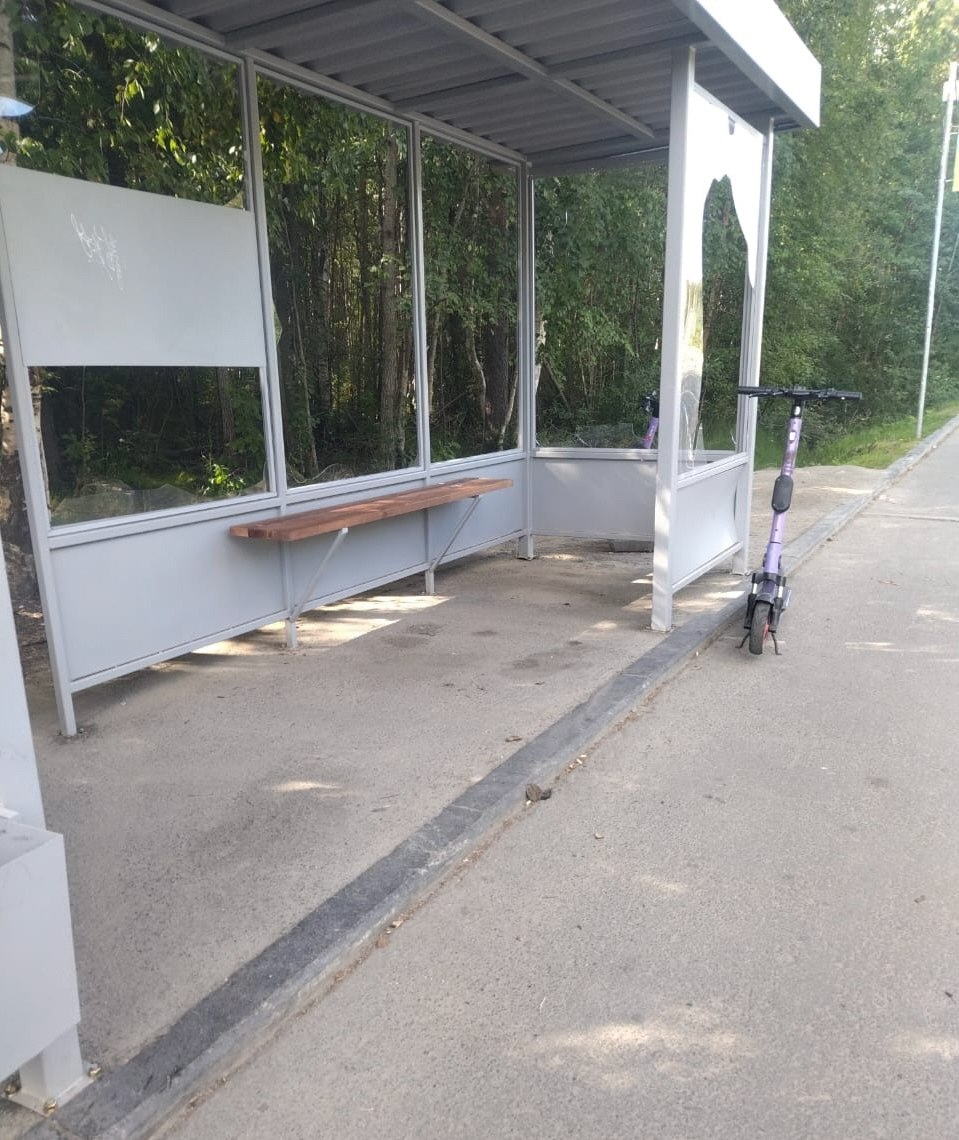 Новый остановочный павильон повредили на улице Чапаева в Петрозаводска. Остановка простояла целой всего одну ночь. «Сегодня в Петрозаводске злоумышленники установили какой-то новый антирекорд… Накануне мы установили новый павильон на улице Чапаева. Он простоял одну ночь — стекла разбили, лист железа погнули», - рассказала мэр города Инна Колыхматова. По словам главы Петрозаводска, в ближайшее время остановку починят. Также администрация подсчитывает ущерб и готовит обращение в полицию.