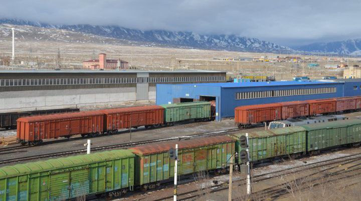 Количество идущих через МГСП Достык Алашанькоу вагонов снизилось на 1 9 За 10 месяцев 2025 года через межгосударственный стыковой пункт Достык Алашанькоу из Казахстана в Китай проследовали 407 4 тысячи грузовых вагонов передает Железнодорожник Казахстана Это на 13 6 тысячи тысячи вагонов или на 3 2 меньше чем годом ранее За этот период из Китая прибыли в Казахстан через погранпереход Достык Алашанькоу 218 тысяч грузовых вагонов Это почти на 1 7 тысячи вагонов или на 0 8 больше чем годом ранее Читайте также Ж д администрации Казахстана и Китая пытаются ускорить прохождение грузов через границу Logistan info Логистика Экономика
