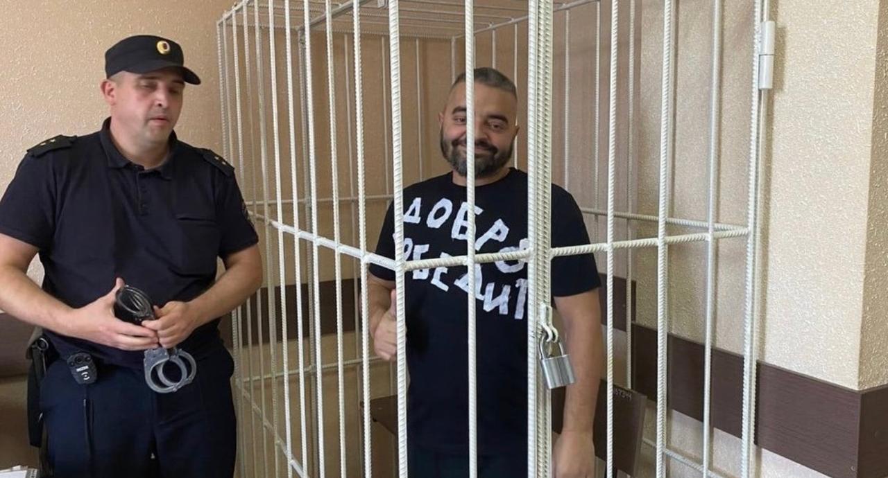 В Новосибирске депутату Городского совета Игорю Украинцеву продлили арест в СИЗО на шесть месяцев. Об этом сообщили в пресс-службе Управления судебного департамента Новосибирской области. По версии следствия, депутат получал взятки от руководителя компании «Стрижи» Игоря Белокобыльского за лоббирование интересов застройщика в Горсовете. Напомним, что Игорь Украинцев был задержан в мае 2024 года. Сейчас Центральный районный суд продлил арест до 6 декабря 2025 года. #новосибирск
