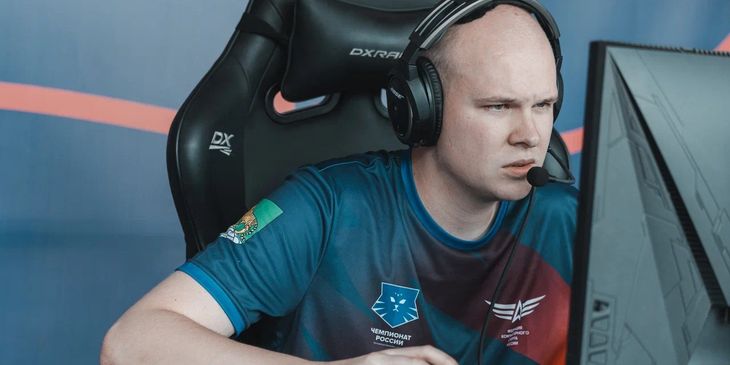 Чемпиона России по Dota 2 развели мошенники от лица председателя Федерации компьютерного спорта РФ.  Евгений  fsd  Погребешный получил звонок от человека, который прикинулся Эмином Антоняном - генсеком Федерации компьютерного спорта РФ. Мошенник заявил что данные игрока были замешаны в поддержке Украины и с ним свяжется ФСБ для решения ситуации. ФБС классически попросили перевести деньги на безопасный счет - так киберспортсмен лишился 590 тысяч рублей прежде чем понял что стал жертвой развода.