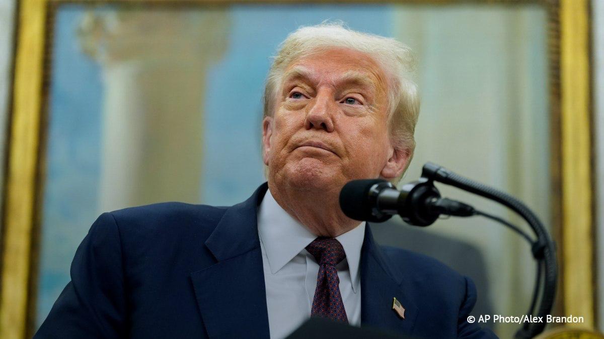 Трамп предположил что к организации протестов No Kings в США причастен финансист Джордж Сорос Президент США также выступил решительно против сравнения себя с королями Я не король Я работаю до посинения чтобы сделать нашу страну великой вот и все Подпишись на ТАСС Мир