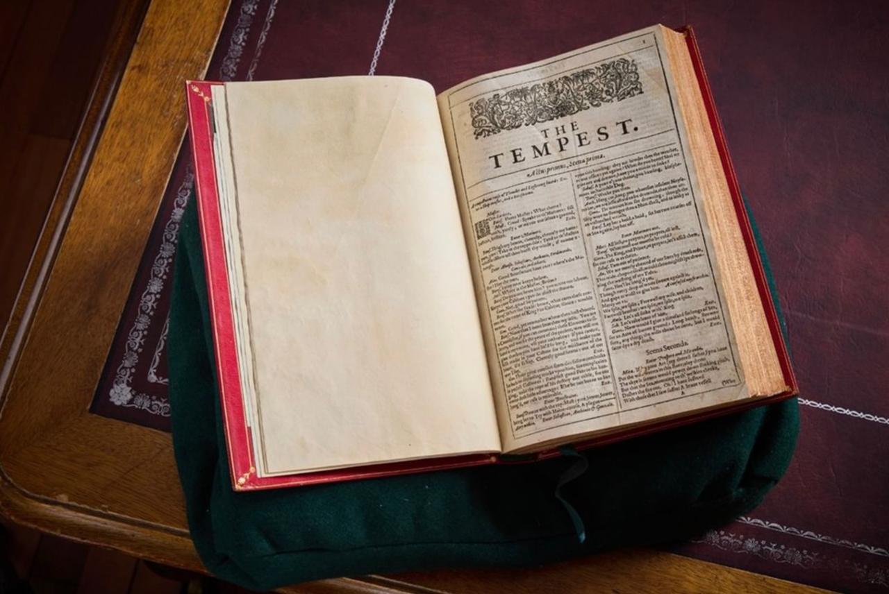 В Абу Даби на ярмарке Abu Dhabi Art выставят на продажу редчайшее Первое собрание пьес Уильяма Шекспира стоимостью 5 6 млн