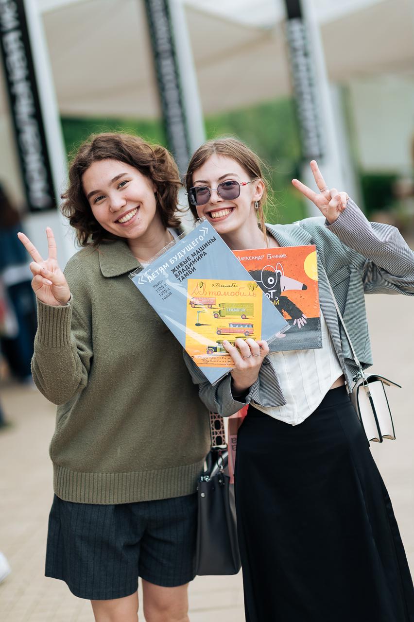 Впервые в Свободном пройдет Летний книжный фестиваль из Казани 5 и 6 июля в Свободном на главной площади пройдет Летний книжный фестиваль. Для горожан и гостей организуют лекции и дискуссии, презентации книг, встречи с авторами, занятия для детей и шахматный турнир. А центральной точкой станет книжная ярмарка, на которой будут продавать книги по издательским ценам. Книги разнообразные - на тему искусства, психологии, детские книги, научно-популярная и классическая литература, комиксы. «В дни Летнего книжного фестиваля Свободный превратится в книжную столицу Дальнего Востока: здесь соберутся федеральные и региональные спикеры, авторы и издательства, чтобы обсудить культурное будущее региона и погрузиться в лето!», - говорят организаторы фестиваля. Подробное расписание и все детали уже доступны на сайте проекта Реклама
