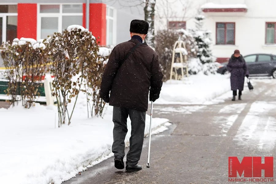 На дорогах — гололедица. В МВД напомнили водителям и пешеходам о мерах безопасности.   В ведомстве отметили, что во время гололедицы нужно передвигаться осторожно: водителям необходимо снизить скорость, чтобы не потерять контроль над авто. Все находящиеся в машине должны быть пристегнуты, а безопасной перевозке детей стоит уделить повышенное внимание.  Пешеходам важно помнить, что машину невозможно остановить мгновенно, тем более при гололедице. В темное время суток обязательно нужно носить одежду повышенной видимости. Можно переходить дорогу только в разрешенных местах и лишь убедившись, что все автомобили успели остановиться.  «Минск-Новости» MINSKNEWS.BY Telegram Viber FB  VK Inst TikTok  YouTube