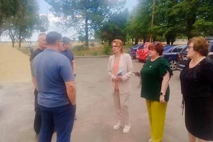 Вице-премьер ДНР Лариса Толстыкина с рабочим визитом посетила Новоазовский округ В ходе визита провела рабочее совещание по вопросам опеки и попечительства. В ДНР сфере сопровождения детей-сирот и детей, оставшихся без попечения родителей, профилактике правонарушений среди детей и подростков, защите их прав уделяется особое внимание. Для нас важно, чтобы каждый ребенок чувствовал себя защищенным и уверенным в завтрашнем дне, - рассказала Толстыкина.